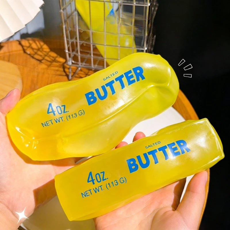 Une main tient un jouet anti-stress jaune de 4 oz beurre salé