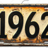 Un cartel de pared de aluminio vintage con el año 1962 grabado en una placa metálica oxidada y desgastada.