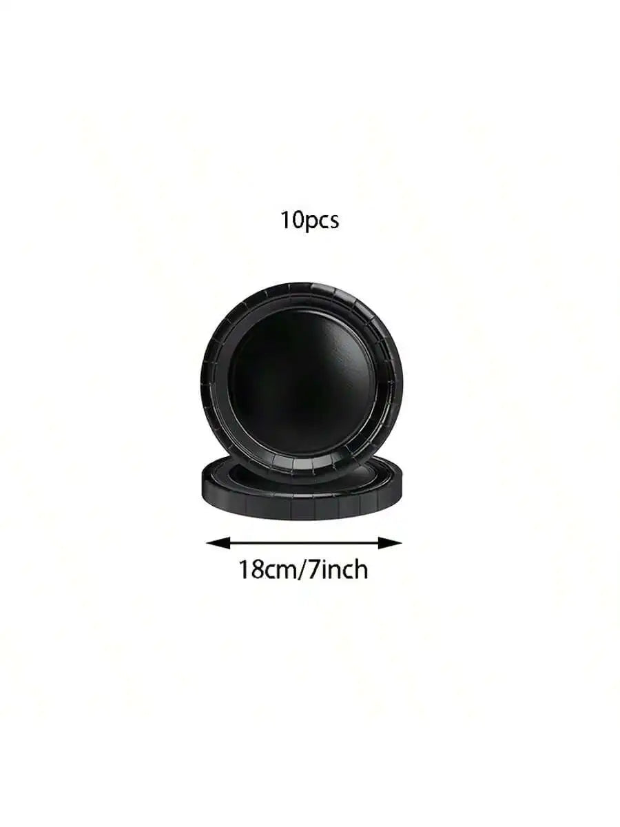 Un juego de diez platos desechables negros de papel, de 18 cm de diámetro.