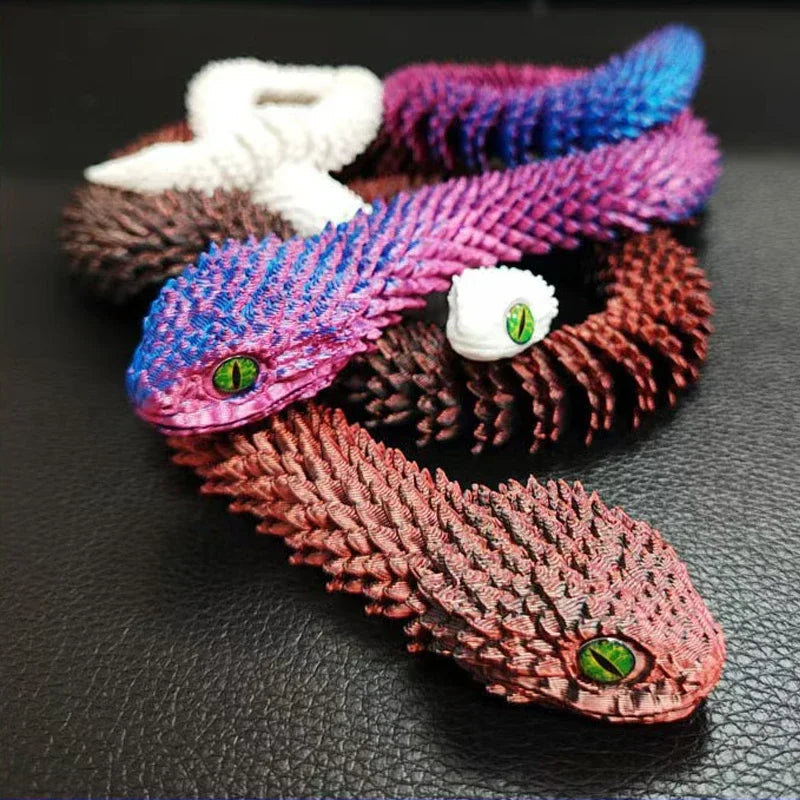 Eine Sammlung bunter 3D gedruckter Schlangen-Fidget-Spielzeuge in verschiedenen Violett-, Pink- und Weißtönen.