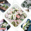 Üppige Blumenanordnung mit rosa und weißen Rosen und Eukalyptusblättern zur Dekoration.