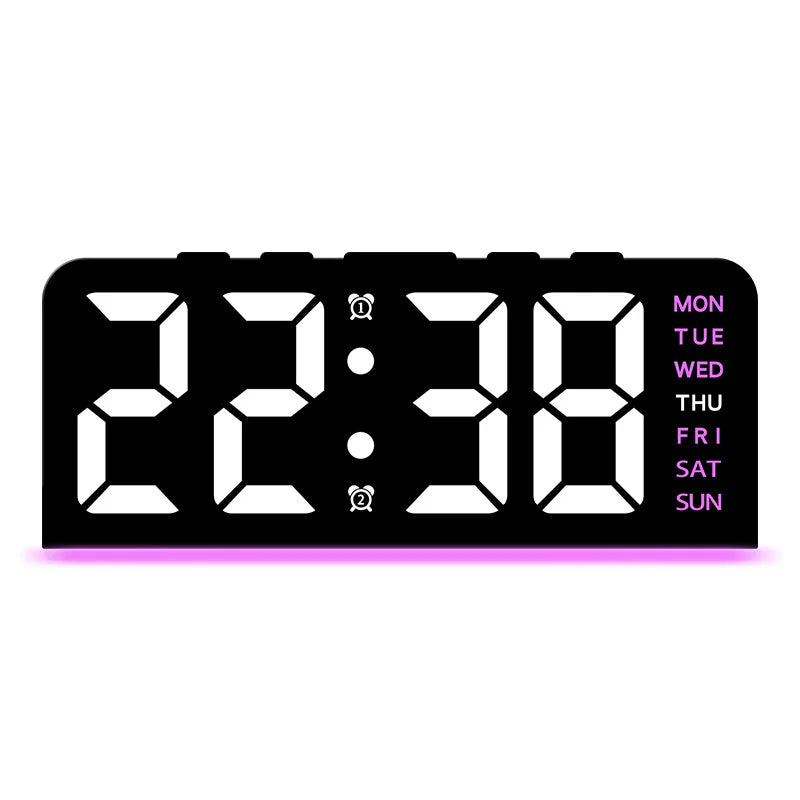 Reloj de alarma digital negro LED mostrando la hora 22:38 con un brillo rosa.