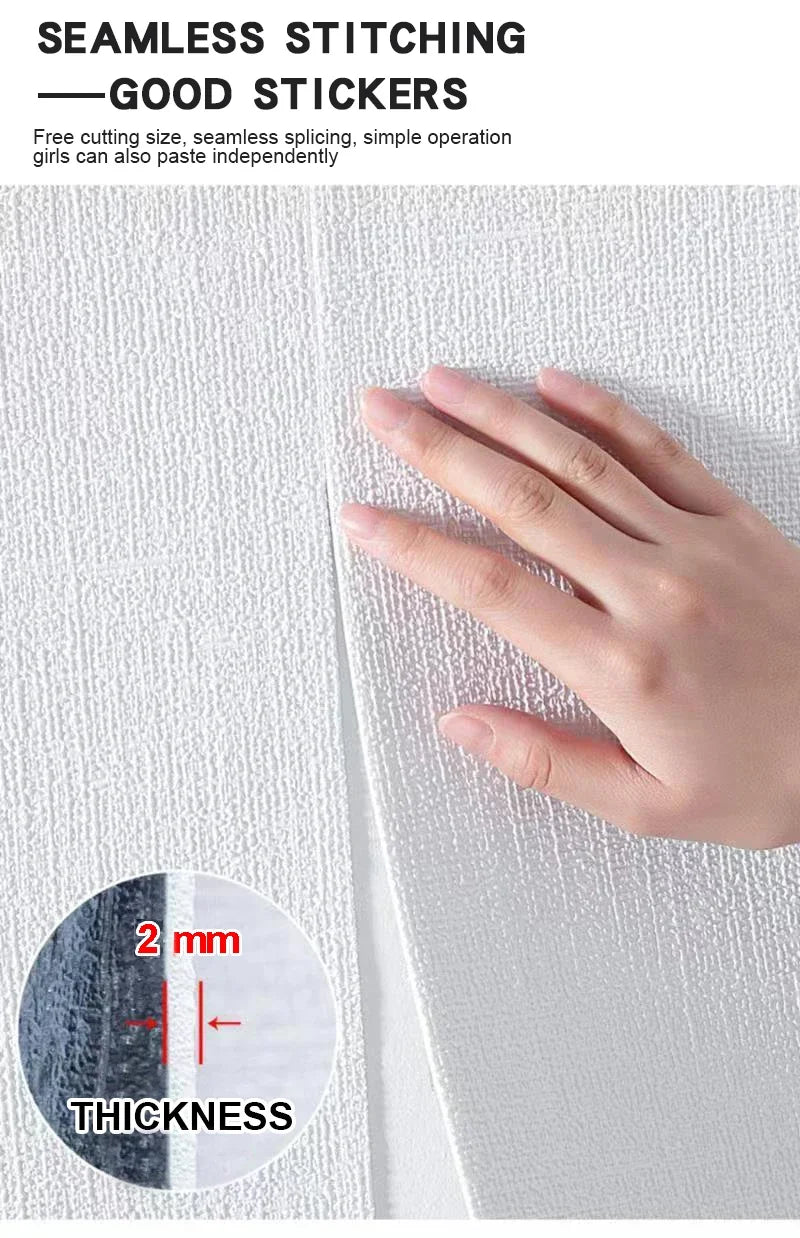 Une main applique un autocollant mural blanc et texturé sur une surface, illustrant la finesse du produit.