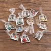 Colección de charms de resina transparente con forma de pez payaso, empaquetados en pequeñas bolsas de plástico.