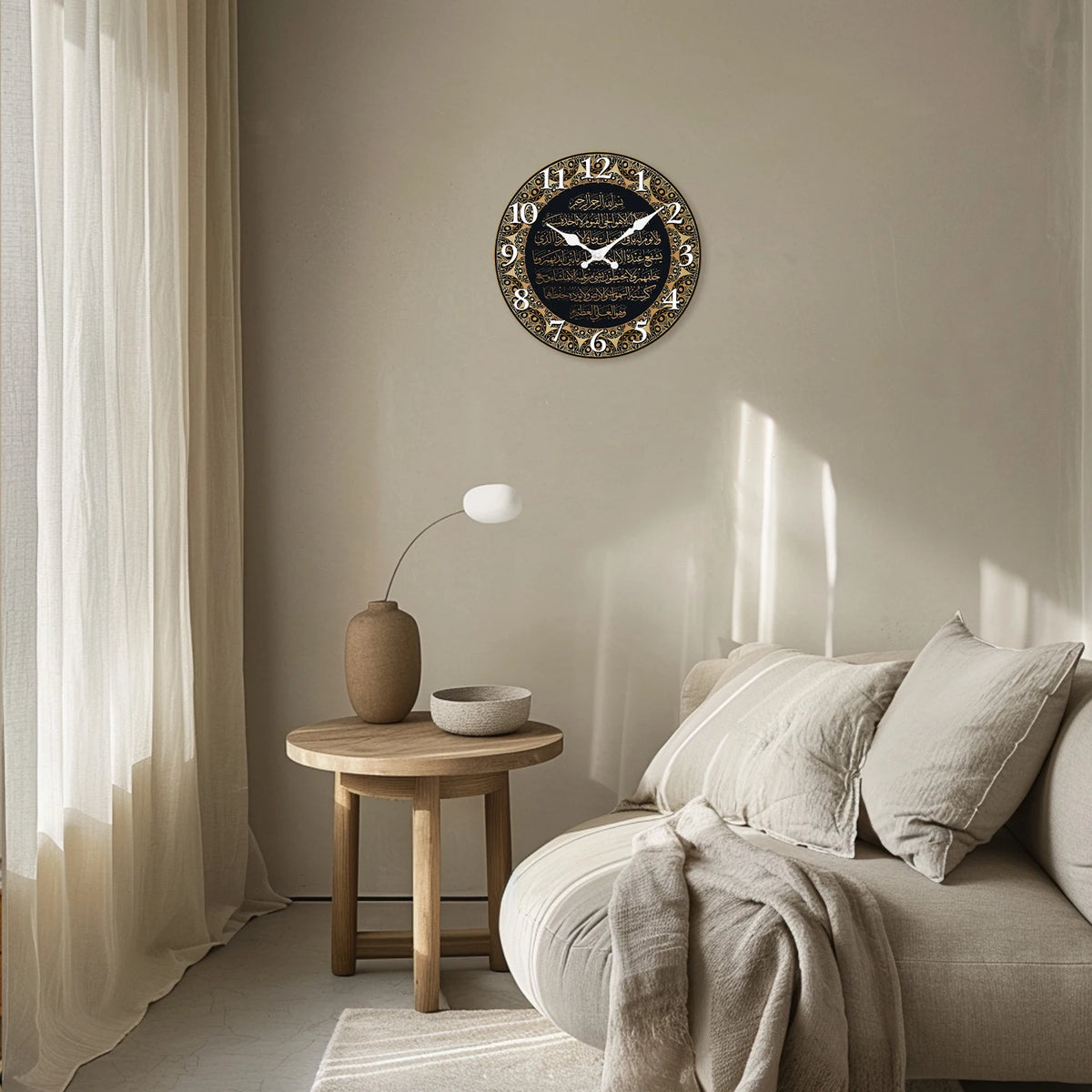 Une horloge murale ronde en bois avec calligraphie islamique, montée sur un mur beige au-dessus d'un canapé clair.
