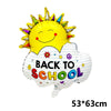 Gelones Sonnenballon mit lächelndem Gesicht, befestigt an einen gestreiften Ballon mit Aufschrift „Back to School“