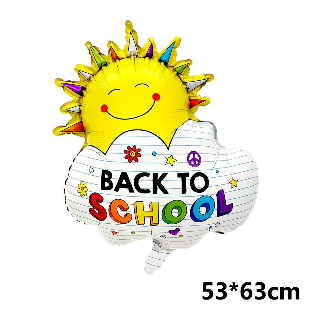 Gelones Sonnenballon mit lächelndem Gesicht, befestigt an einen gestreiften Ballon mit Aufschrift „Back to School“