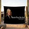 Bannière noire avec un portrait de Thomas Jefferson et le texte Shoot Fast Eat Ass