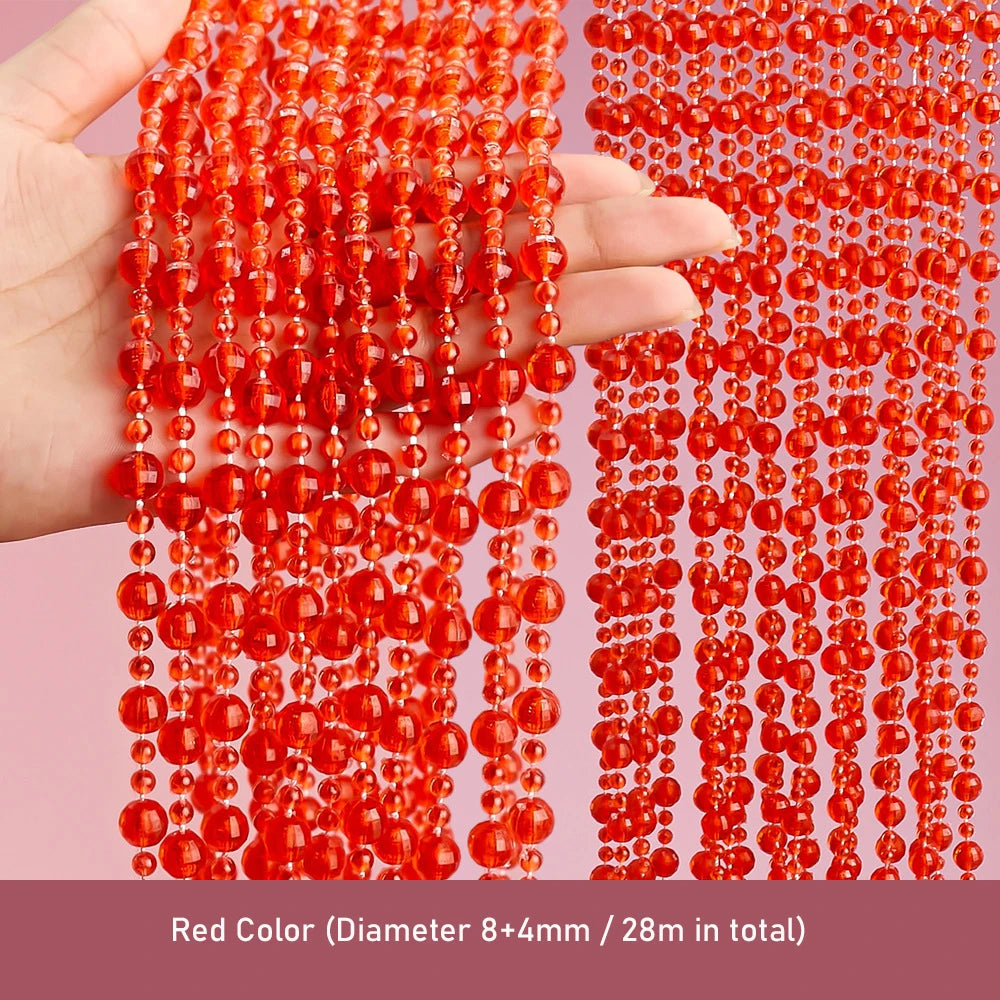 Maintenant tenant une longue tringle de perles de cristal rouges utilisée comme rideau de porte