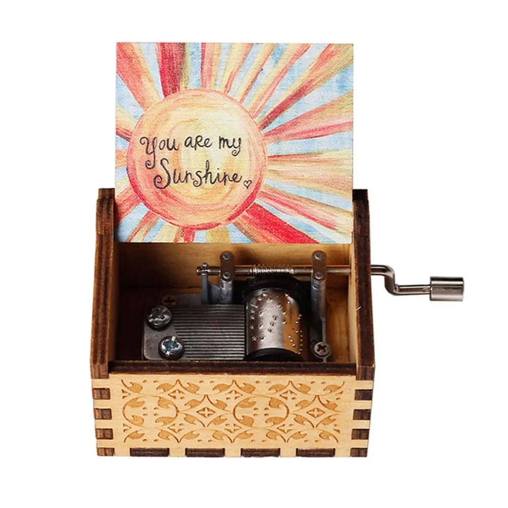 Handbetriebene Holzmusikbox mit bunter Sonnenmotiv auf dem Deckel.