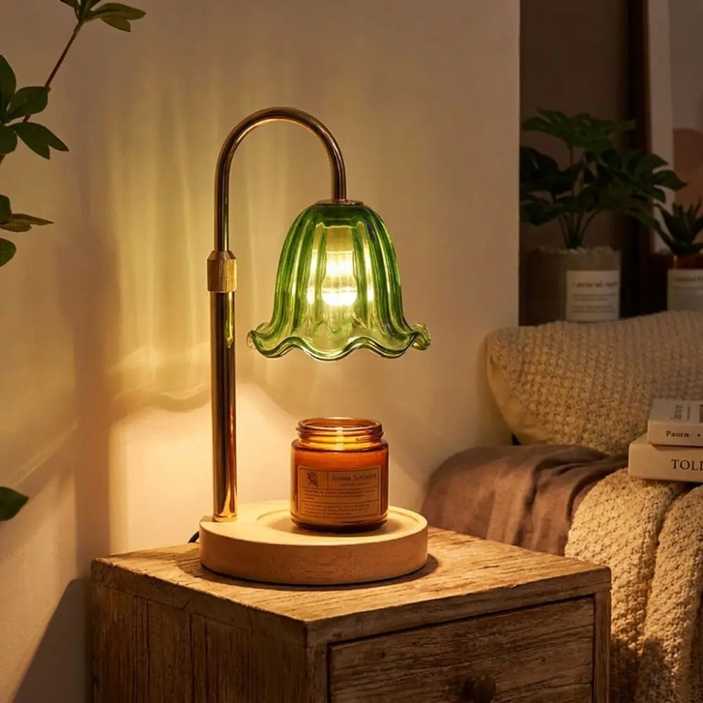 Vintage-Aromatherapie-Duftdiffusor mit Messing-Finish und grünem Glas-Schirm auf Holzoberfläche