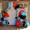 Guirlande de ballons avec motifs à damier noir et blanc, des ballons rouges et bleus, et le chiffre 2 visible.