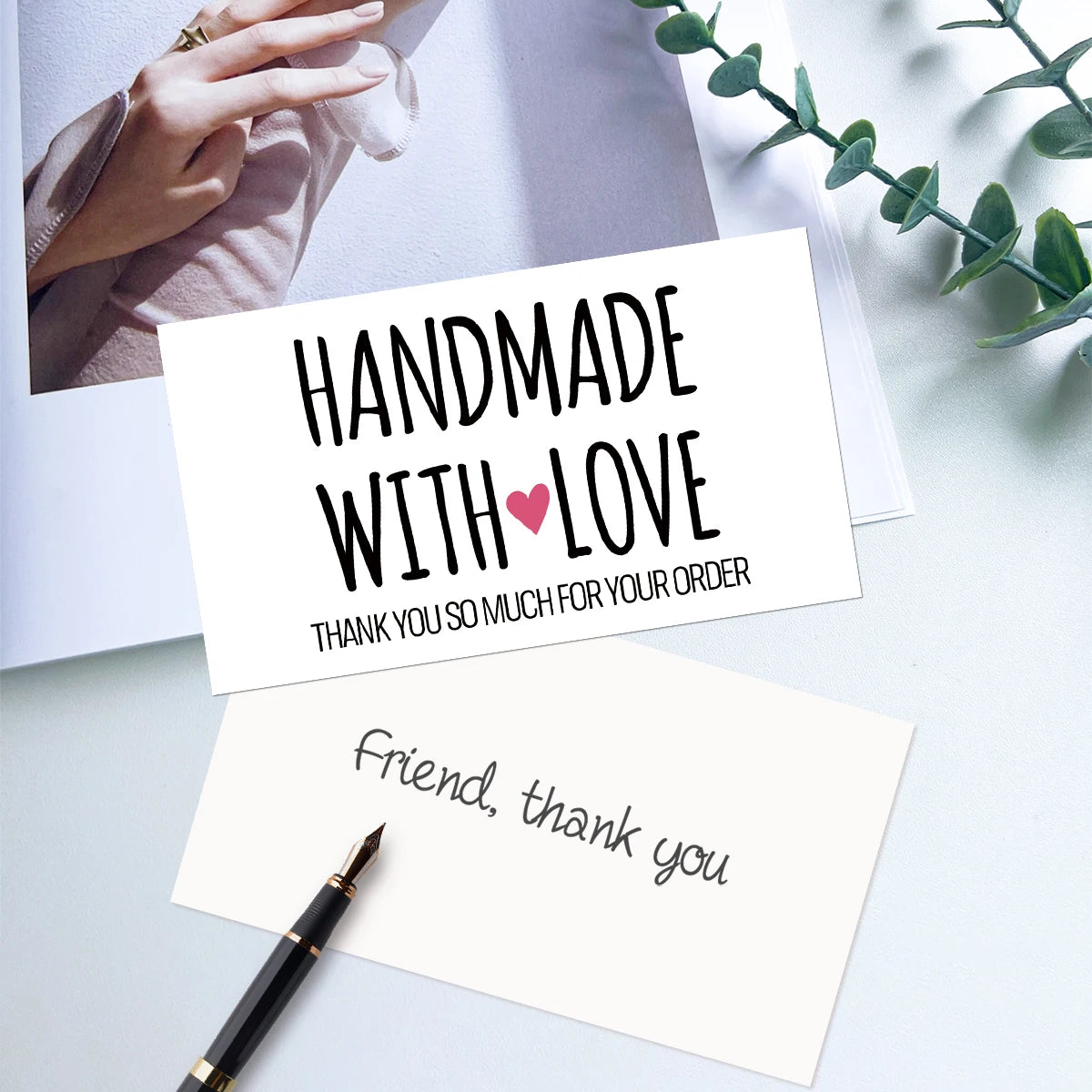 Ein Set handgemachter Dankeskarten mit der Botschaft 'Handmade with Love' und einer handgeschriebenen Dankesnotiz.