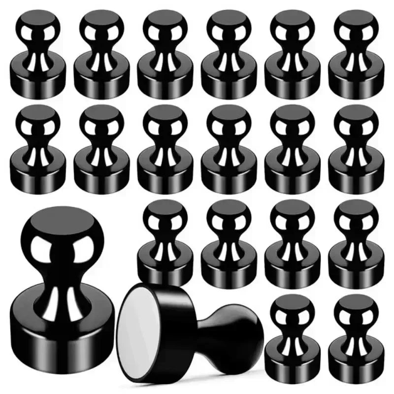Eine Sammlung von schwarzen, schweren Neodym-Magnet-Pushpins in verschiedenen Größen und Stilen.