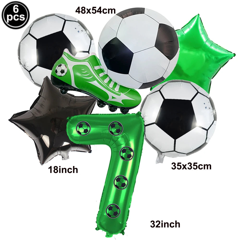Un set de six ballons de football et un grand ballon numérique vert sont exposés pour la décoration.