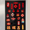 Un set de aimants de réfrigérateur chinois pour le Nouvel An, rouges et dorés, avec divers animaux et personnages zodiacaux.