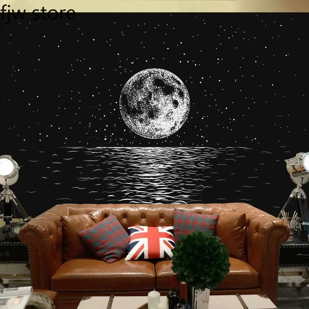 Dunkles Wandkunstwerk mit Vollmond über Wasser, präsentiert über einem braunen Ledersofa.