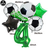 Un set de six ballons de soccer verts et noirs, une chaussure de soccer verte et un ballon numéro quatre vert.
