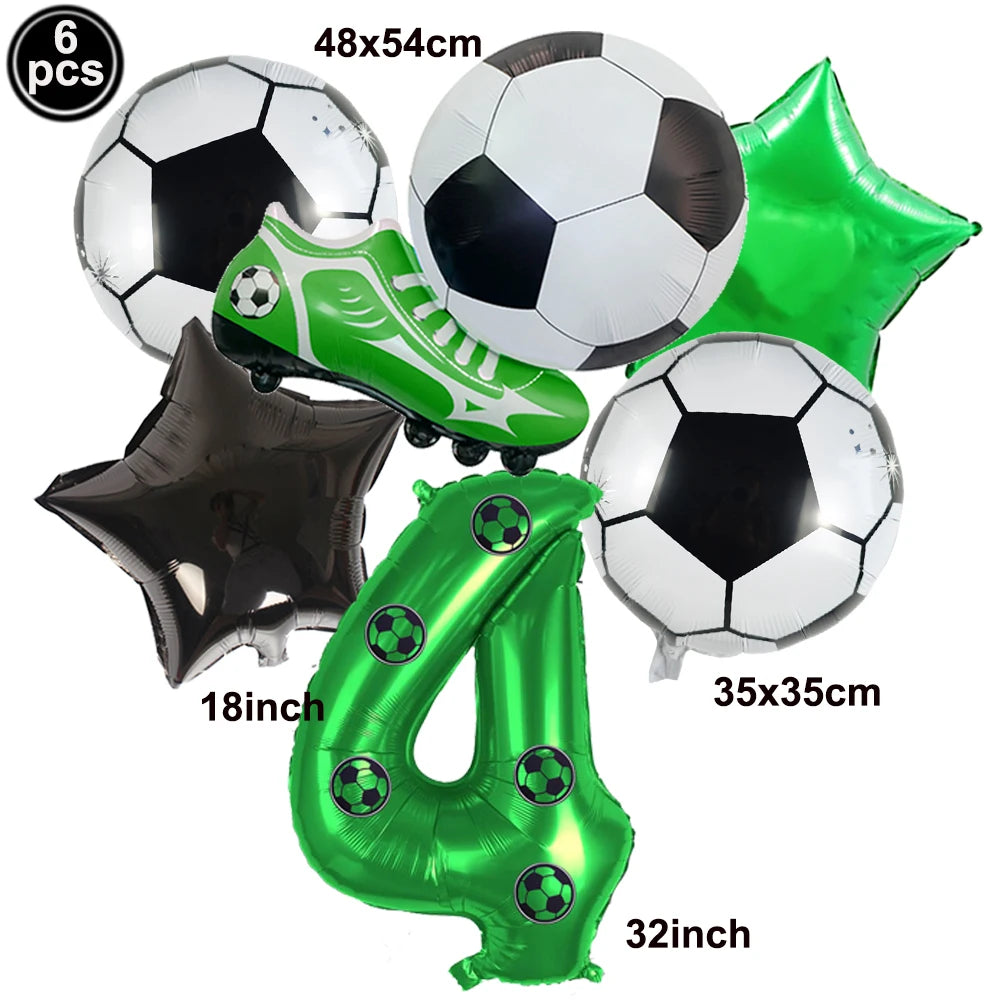 Un set de six ballons de soccer verts et noirs, une chaussure de soccer verte et un ballon numéro quatre vert.