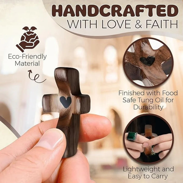 Eine Hand hält ein dunkles Holzkreuz zum Gebet, handgefertigt mit Liebe und Glauben, versiegelt mit lebensmittelechtem Tungöl