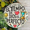 A 2D flat wooden plaque featuring the inspirational Spanish quote El tiempo de Dios es perfecto surrounded by floral and cele