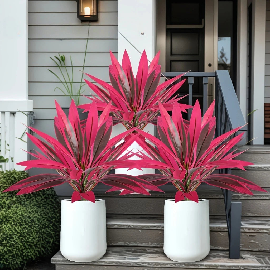 Dos vibrantes plantas tropicales artificiales de color rosa en macetas blancas, exhibidas en escalones exteriores.