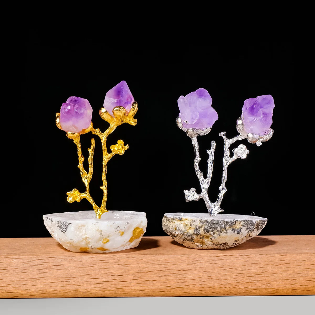 Décor de cristaux d'améthyste et d'agate faits à la main, avec des cristaux violets montés sur des branches d'or et d'argent.