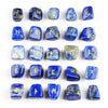 Una colección de 25 piedras rúnicas de cristal naturales en varios tonos de azul y gris.