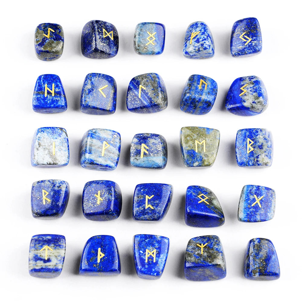 Una colección de 25 piedras rúnicas de cristal naturales en varios tonos de azul y gris.