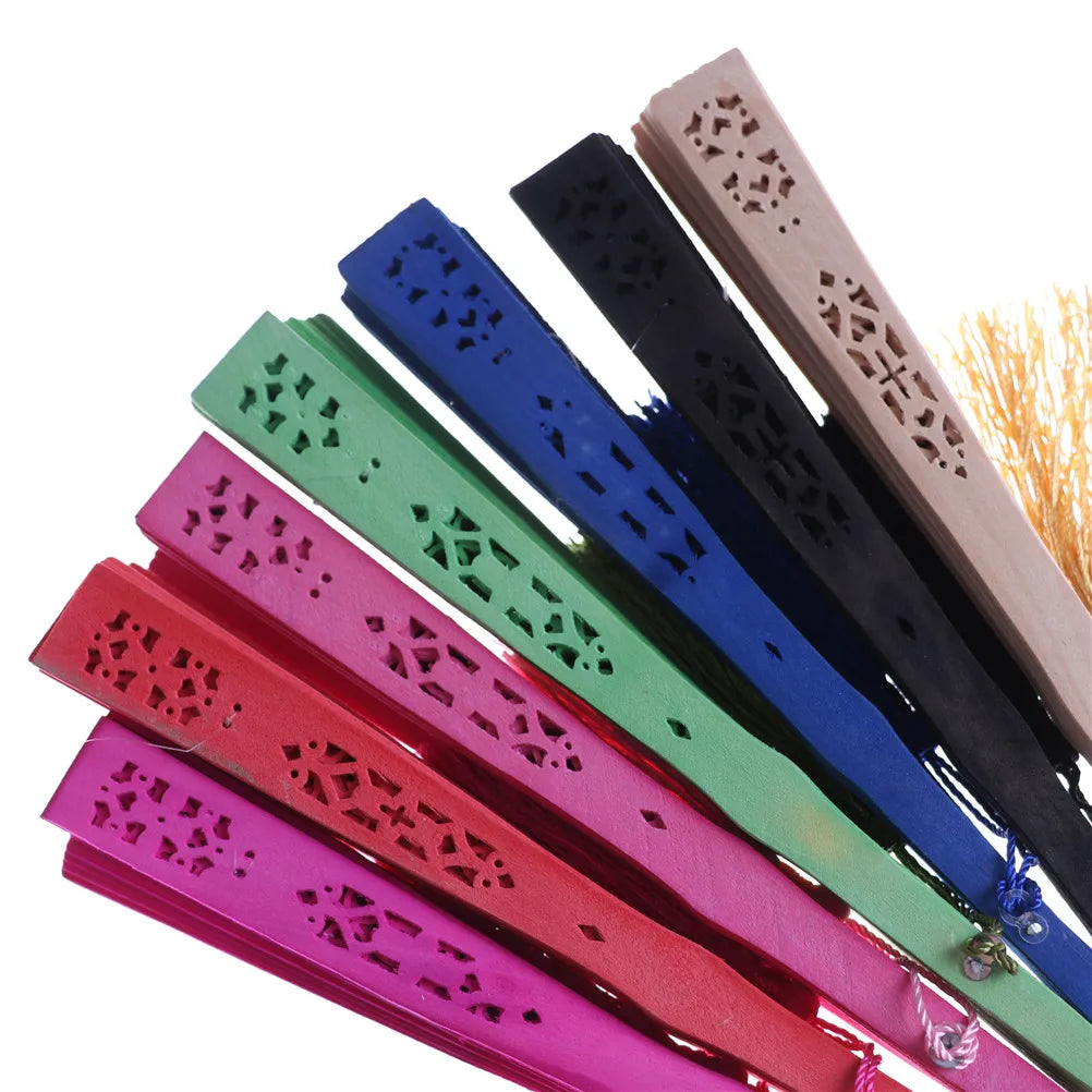 Collection de ventilos de main en bois pliants élégants, dans différentes couleurs comme bleu, vert, rose et noir.