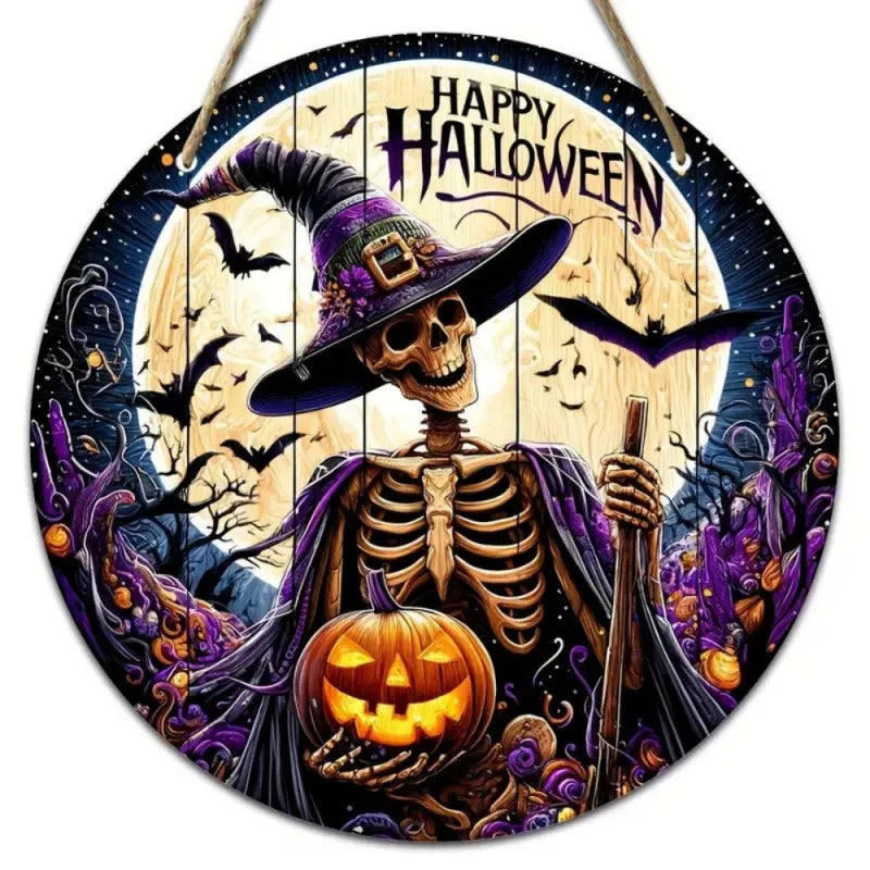 Panneau en bois rond avec crâne et os, chapeau de sorcière et texte Halloween.