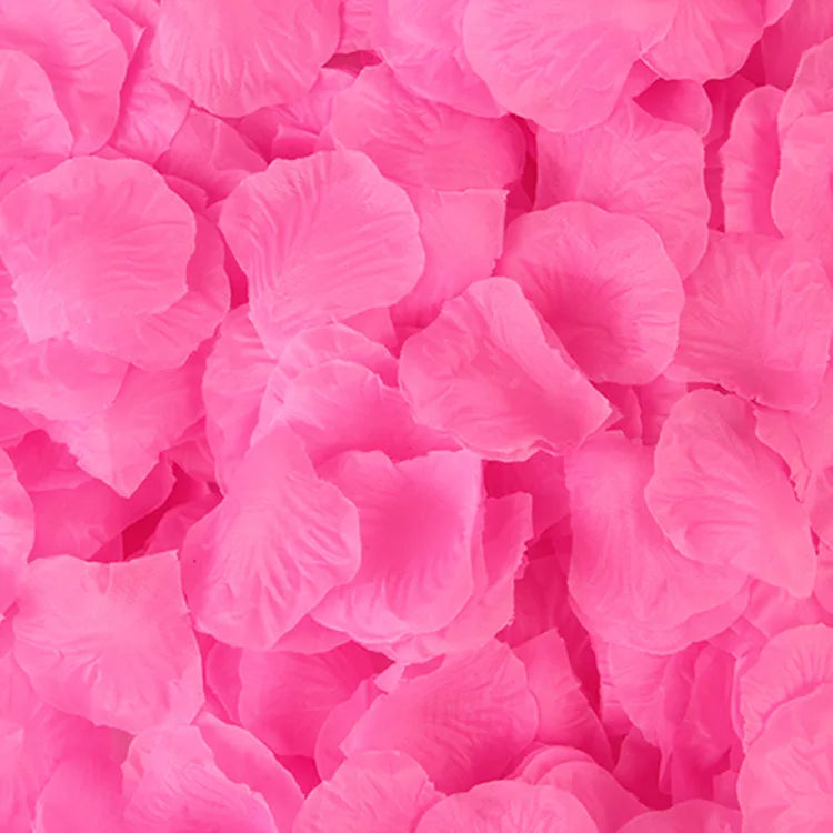 Gros plan de pétales de roses artificielles roses empilés pour la décoration.