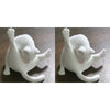 Figura de gato impresa en 3D de color blanco con la cola enrollada, vista de lado.