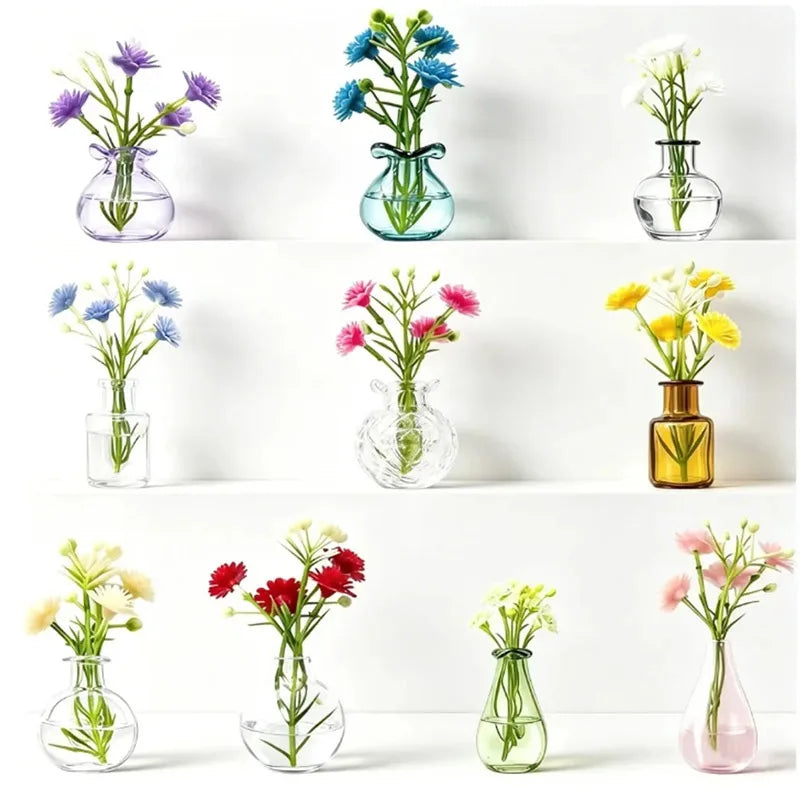 Sammlung von magnetischen Kühlschrankmagneten in Form verschiedener Glasflaschen mit bunten Blumen.