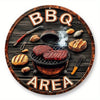 Panneau en bois rond décoré de BBQ et AREA entouré d'ustensiles de grillades et de nourriture.