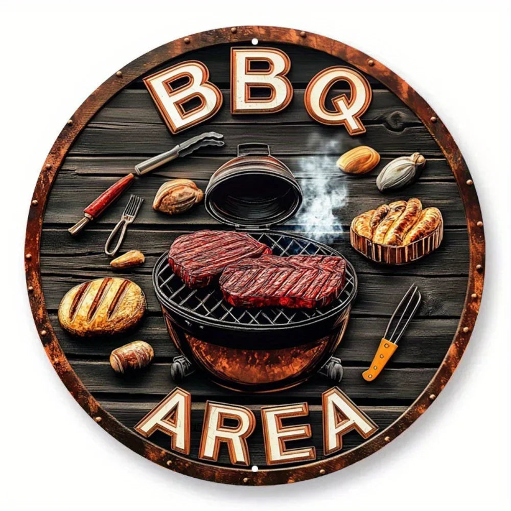 Panneau en bois rond décoré de BBQ et AREA entouré d'ustensiles de grillades et de nourriture.