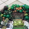 Une grande couronne de ballons en feuille avec des ballons à camouflage militaire et un ballon de camion vert.