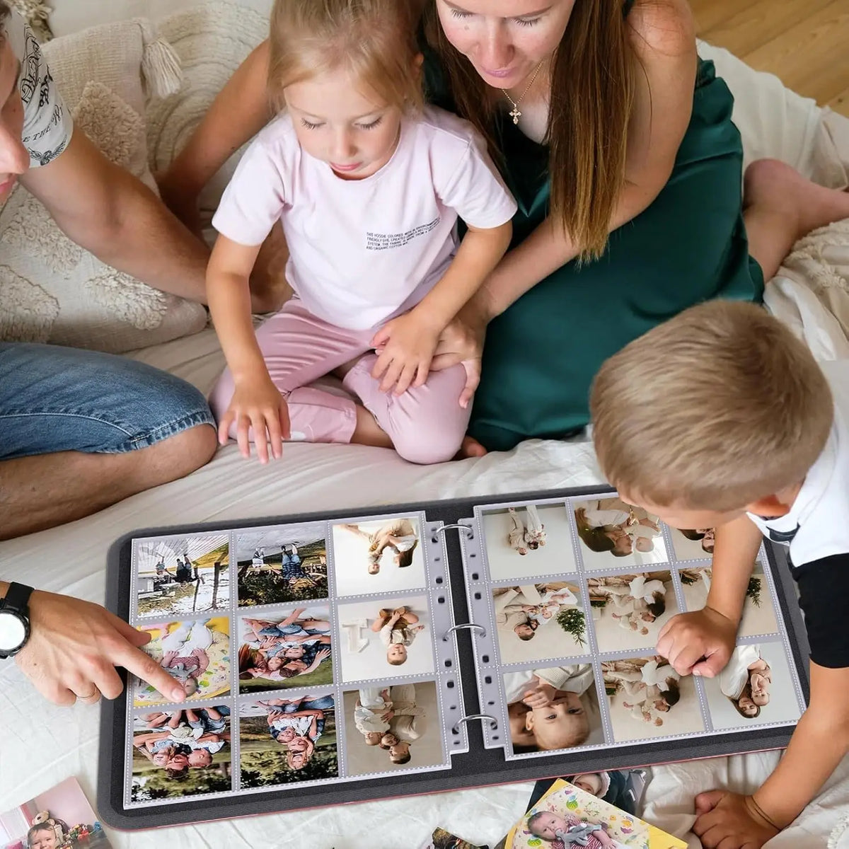 Eine Familie betrachtet eine A4-Trading-Card-Hülle und einen Aufbewahrungskarton mit verschiedenen Karten darin.