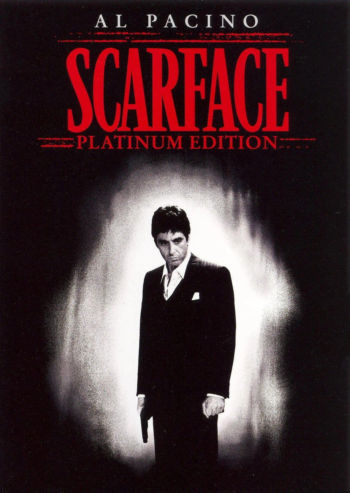 Affiche de film Scarface Platinum Edition mettant en scène un homme en costume sur fond sombre.