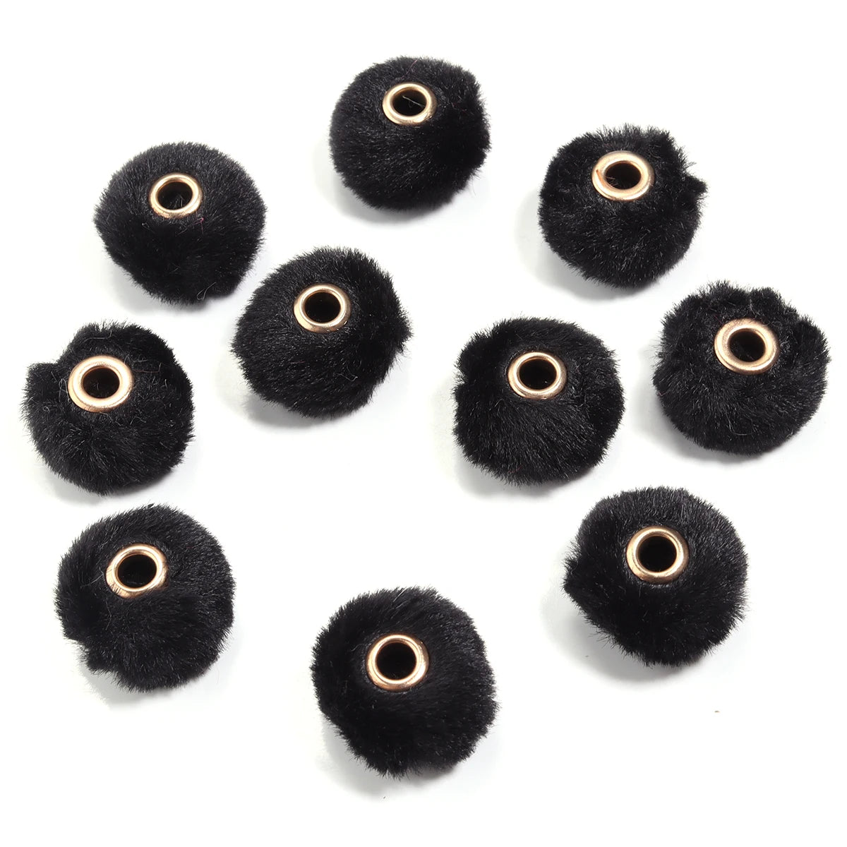 Collection de perles de peluche noires avec finitions dorées pour la fabrication de bijoux DIY.