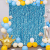 Blauer Tinsel-Fringenvorgrund mit gelben und hellblauen Ballons und einer goldenen Krone