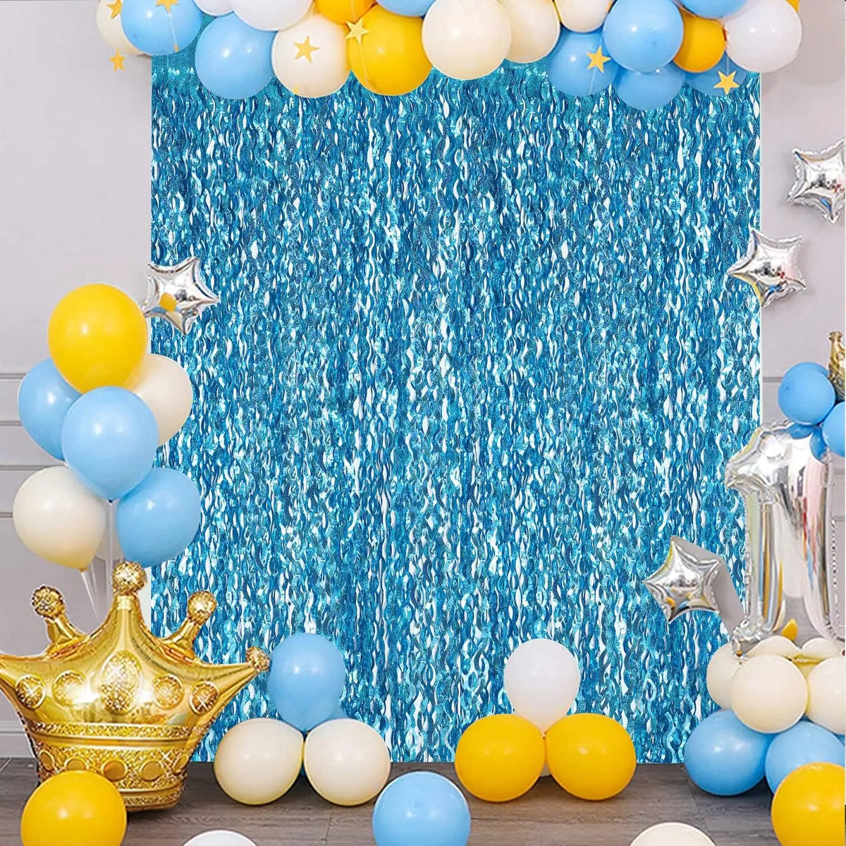 Blauer Tinsel-Fringenvorgrund mit gelben und hellblauen Ballons und einer goldenen Krone