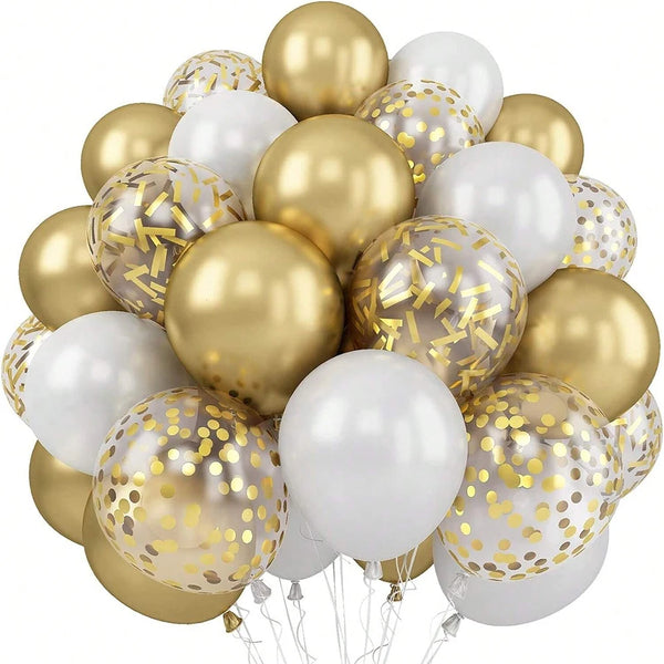 Un grupo de globos de confeti de perla y oro de varios tamaños flotando contra un fondo blanco.