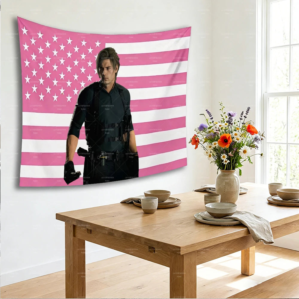 Wandteppich mit rosa-weiß gestreifter US-Flagge und einem Mann in Schwarz davor.