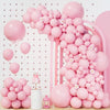 Großes rosa Ballon-Girlande mit vielen Ballons in vertikaler Anordnung vor weißem Hintergrund.