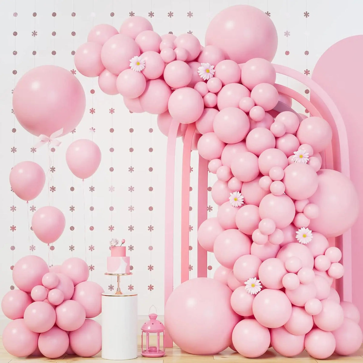 Großes rosa Ballon-Girlande mit vielen Ballons in vertikaler Anordnung vor weißem Hintergrund.