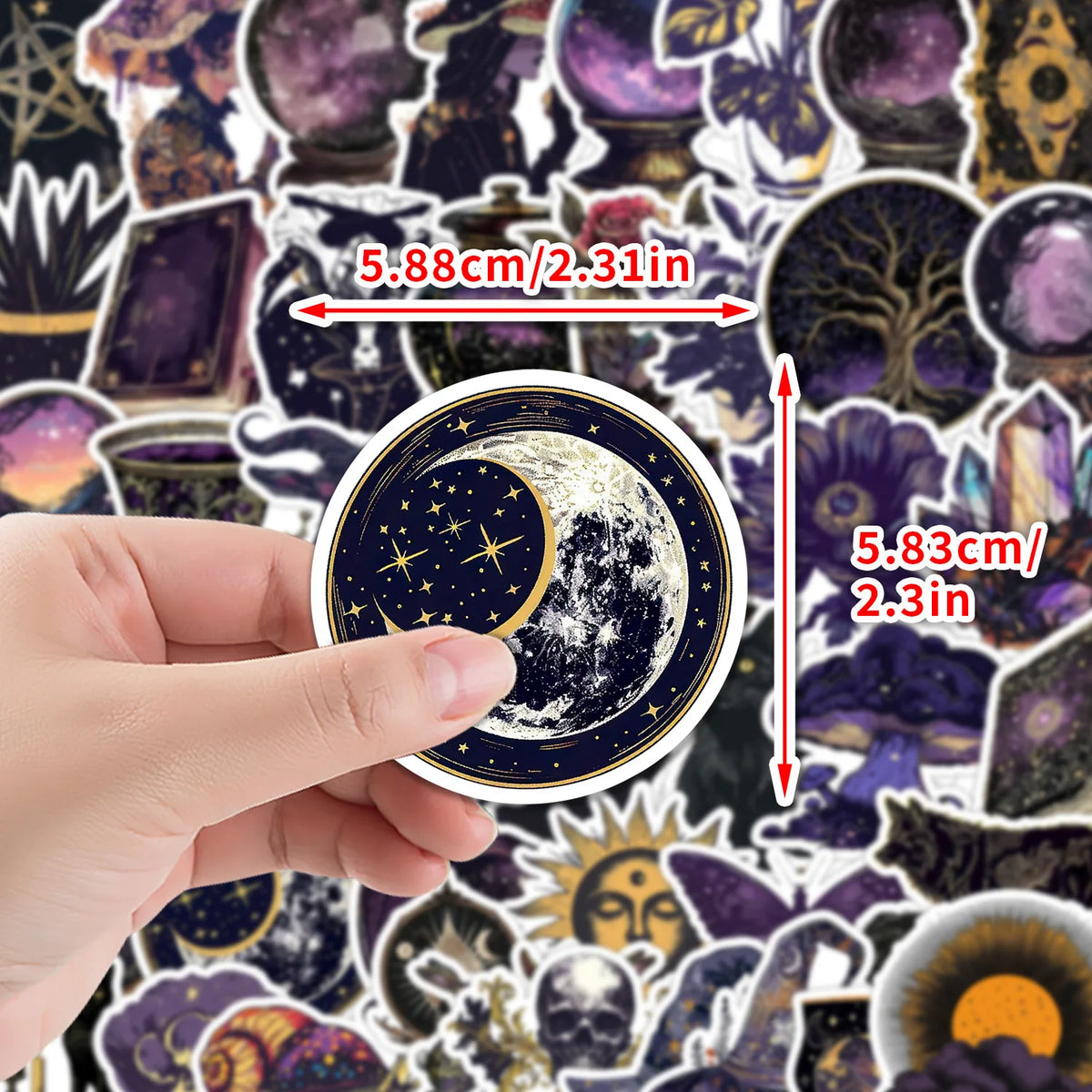 Una mano sostiene una pegatina circular con una luna creciente y estrellas sobre un fondo oscuro.