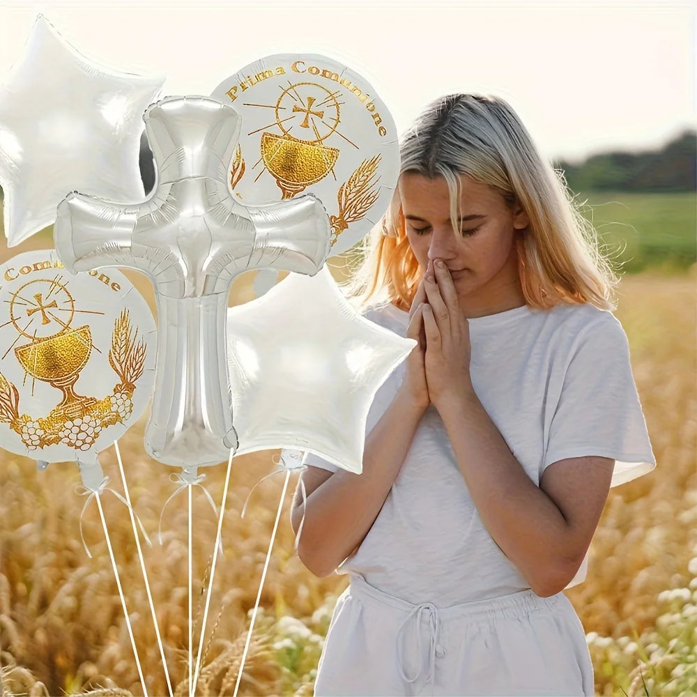 Una joven sostiene un globo de lámina blanca y varios globos de lámina dorada para una celebración de bautizo o crisma.