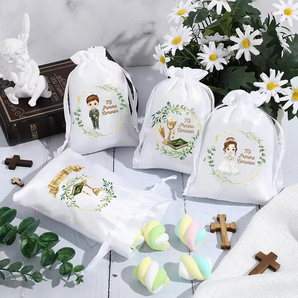 Un juego de cinco bolsas de tela blancas para rosarios de Primera Comunión con bordado floral verde y amarillo