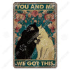 Décor mural vintage en métal représentant un chat noir et un chat blanc s'étreignant, avec le texte You and Me We Got This.